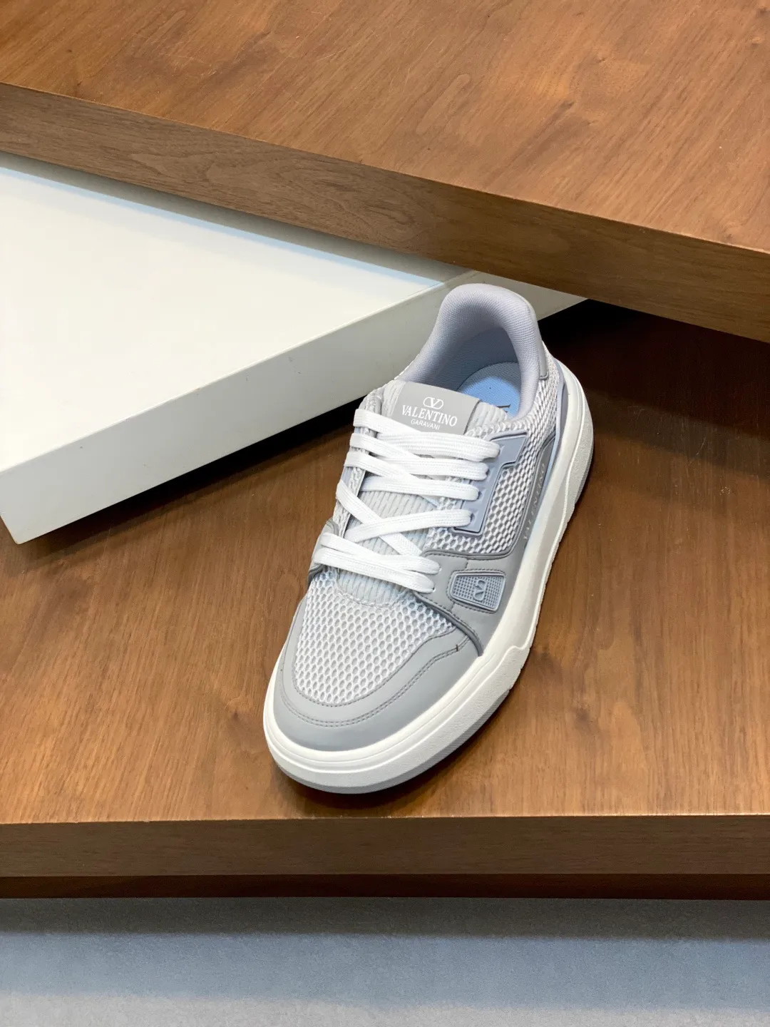 Men's shoes 💰660 Valentino/VALENTINO JOIE DE JOUER couple's low-top sneakers. This sneaker is made of splicing and is decorated with rubber VLOGO SIGNATURE details on the front. The upper is punched and the tongue is decorated with VLOGO SIGNATURE. Logo, with two-color rubber outsole, suede leather fabric lining, logo cowhide insole, fashionable and elegant style, comfortable and breathable for the upper foot, full of personality, and comes with a complete set of original packaging! Code number: 39-44 (38, 45 customized)